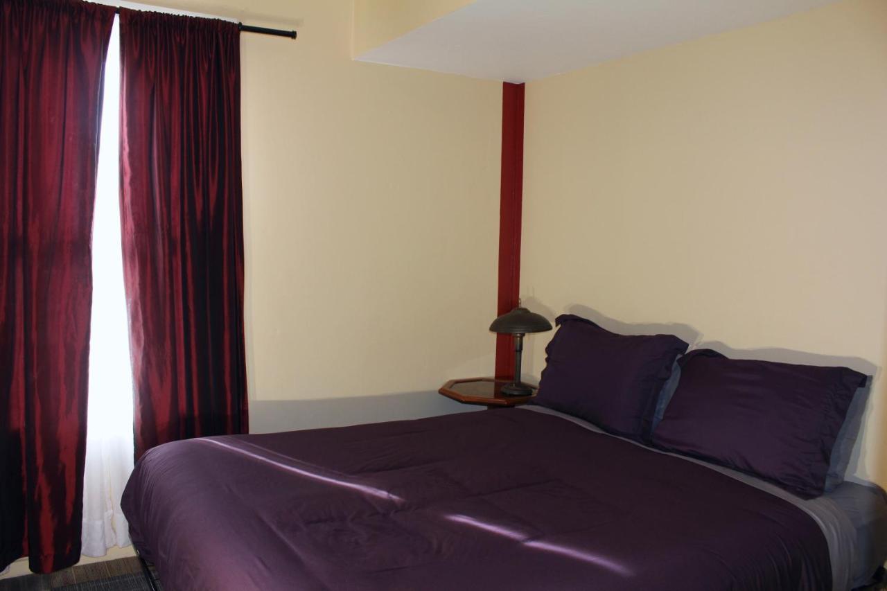 Redlight Historic Bunk And Speakeasy *