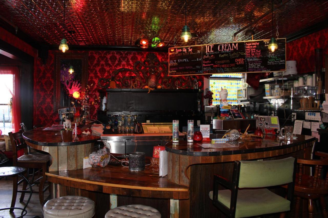 Redlight Historic Bunk And Speakeasy Hostel *
